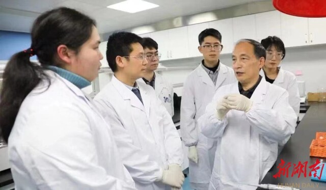致敬劳动者|维多利亚vic115优惠大厅:守初心育人才,铸匠心担使命